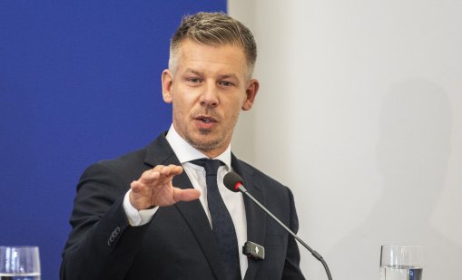 Унгария се готви да разреши еднополовите двойки да осиновяват деца