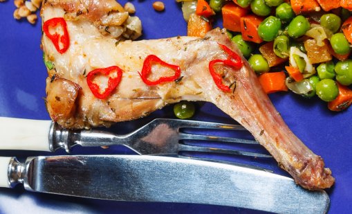 Рецептата Dnes: задушено заешко месо със зеленчуци