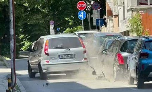 Като сцена на филм от ужасите: Пиян шофьор блъсна паркирани коли и заплаши потърпевшите с пистолет