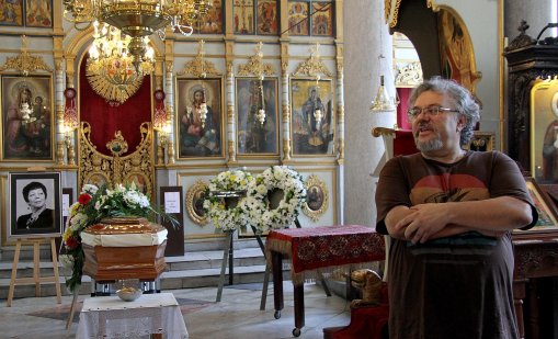 В кадър: Стотици изпратиха Божана Апостолова в последния й път