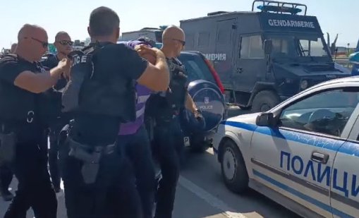 Протестът на АМ "Тракия" ескалира, зрелищен арест на шеф в КНСБ ВИДЕО