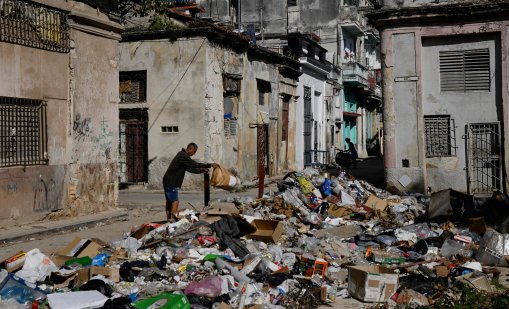 Гниеща храна, кашони и рояци мухи - кризата с боклука в Куба се задълбочава СНИМКИ