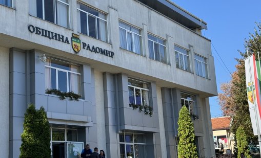Насилие в Радомир: Малолетни бият дете, смеят се и снимат