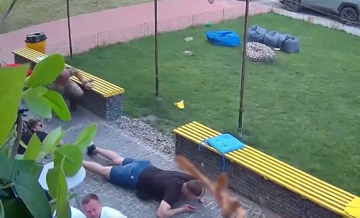 Майка крие детето си, осколки хвърчат... Как поразява авиационна бомба? (ВИДЕО)