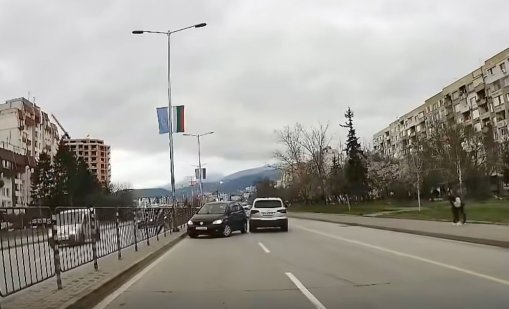 Куриозна катастрофа в "Младост": Двама се карат, тенекиджията печели ВИДЕО