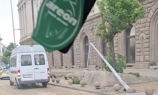 Бус на “Пирогов” катастрофира пред Президентството
