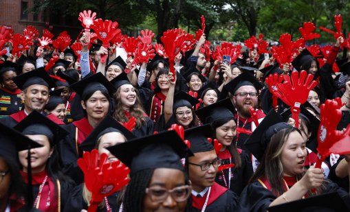 Харвард иска да ограничи до 20% шестиците, студенти масово ги изкарват с AI