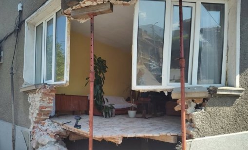 17-годишен загина, след като се вряза с висока скорост в къща в Дупница 