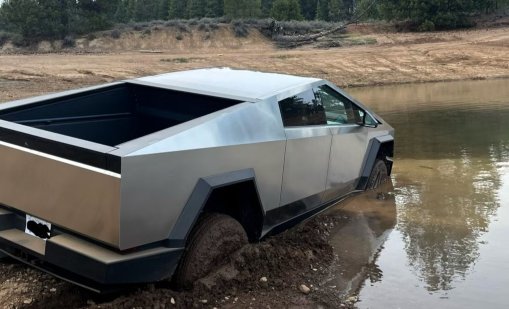 Мъск похвали Tesla Cybertruck, че е амфибия, а един затъна в река...