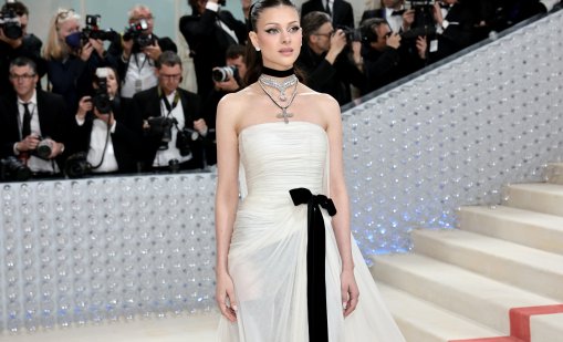 Палавница: Никола Пелц се показа като лолитка