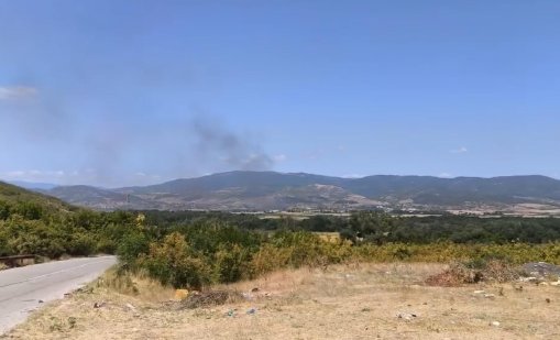 Пожар затвори Подбалканския път край Сливен