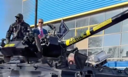 Чисора се появи с танк, редом до Найджъл Фараж, за пресконференция ВИДЕО