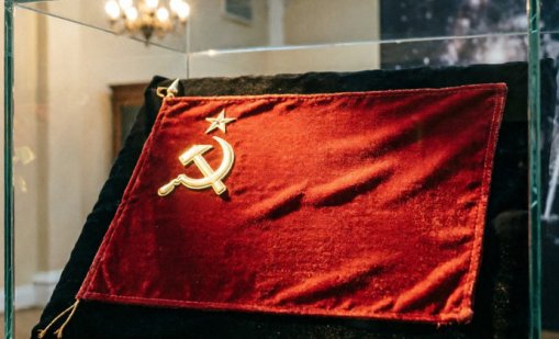 Знаме на СССР, летяло до Луната, бе продадено за 80 000 долара