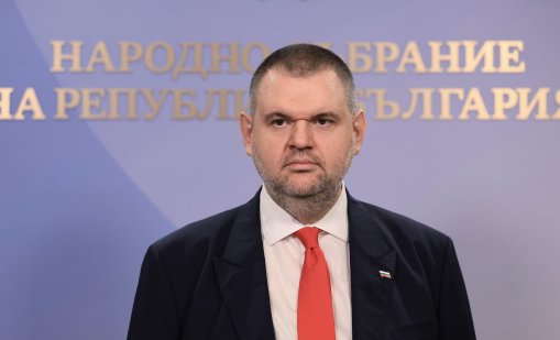 Пеевски призова Радев &ldquo;незабавно да свали&rdquo; Доцова