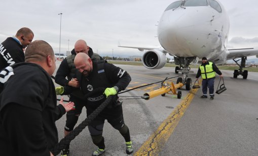 В кадър: Мъже от стомана се изправиха срещу Airbus A220-300