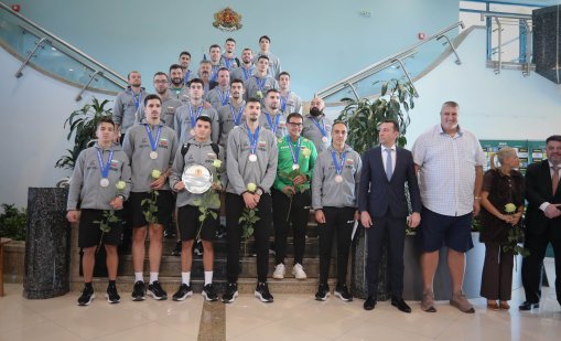 Радев ще удостои с почетни плакети националите по волейбол