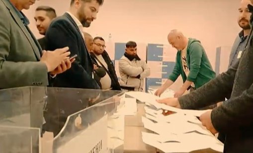 Кирил Петков наблюдава броенето на бюлетини в с. Буковлък