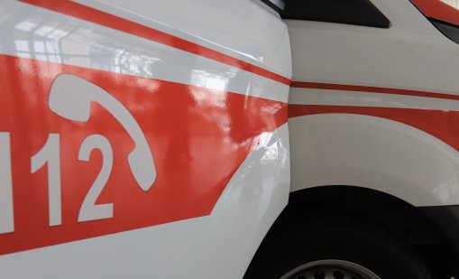 Мъж е с опасност за живота, след като го ударило дървото, което режел