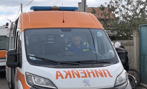 Пробит бял дроб и комоцио: Работник е с опасност за живота след падане от стълба 