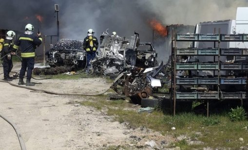 Огнен ад в Пловдив: Пожар погълна автоморга ВИДЕО