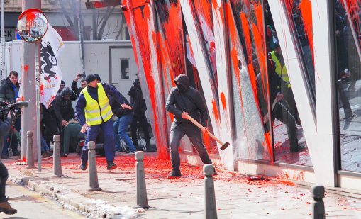 Феновете на "Възраждане", запалили сградата на ЕК, ги грози 5 г. затвор 