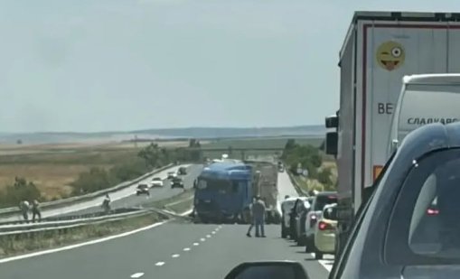 Две деца и възрастен загинаха на АМ "Тракия", ТИР се вряза в тях