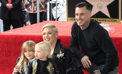 Гръм в Рая: Разделени ли са Пинк и Кери Харт?