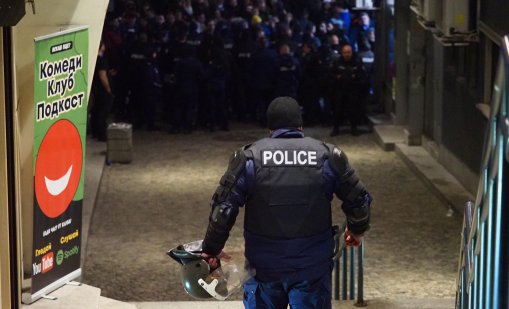 Живата верига около парламента остава, полицаите – с маски и шлемове, депутатите вътре - изнервени СНИМКИ/ВИДЕО