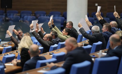 Как изглеждаме отвън: Не толкова бедни, но политически проблемни