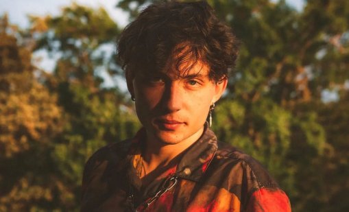 Най-секси безработният мъж в Германия се хвали с охолния си живот на социални помощи ВИДЕО