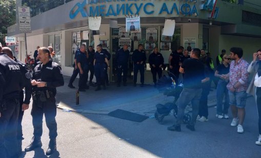 На протеста в Пловдив: В знак на съпричастност полицаите свалиха шапки