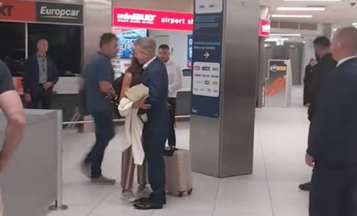 Мадяр посрещна гаджето си на летището, унгарците подивяха да се снимат с него ВИДЕО