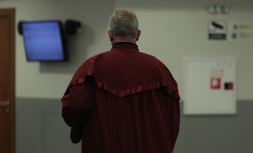 Съдът остави в ареста петимата, задържани за фалшивите 1,2 млн. евро 