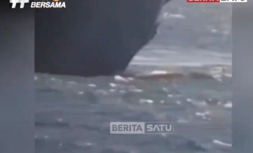 Ферибот се запали в Индонезия, загиналите са петима ВИДЕО