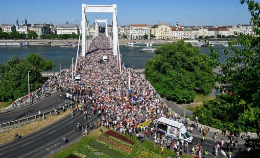 Организаторите се хвалят: Прайдът в Будапеща събра близо 200 000 участници СНИМКИ