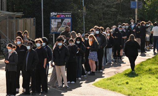 Епидемията от менингит в Англия тръгнала от споделени вейпове и напитки в клуб