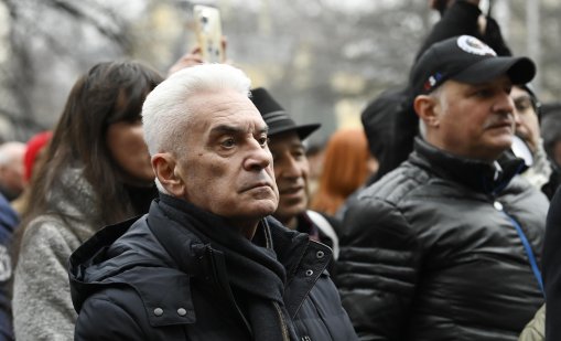 Волен Сидеров лежи мъртво пиян в центъра на София ВИДЕО