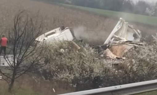 Нова катастрофа с ТИР, скъса мантинелите и се обърна край Видин