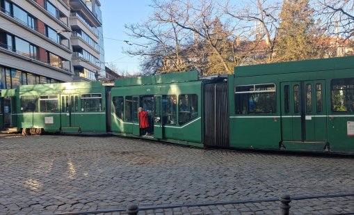 Трамвай дерайлира на столичния площад "Журналист"