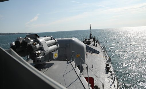 Фрегатата "Верни" се е отправила към зоната, където бяха ударени двата кораба