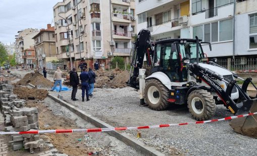 56-годишен е работникът, затрупан в Бургас, свлякла се е земна маса