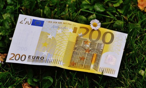  Доц. Християн Атанасов пожела на българите да имат повече жълти банкноти в портфейлите