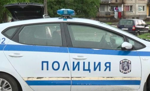 Мъж не спря на полицията и се блъсна в паркирана кола