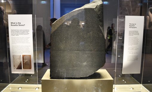 Все по-силни призиви Великобритания да върне Розетския камък на Египет