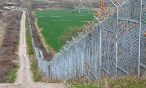 Бунт и бягства в гръцки център за мигранти край границата с България