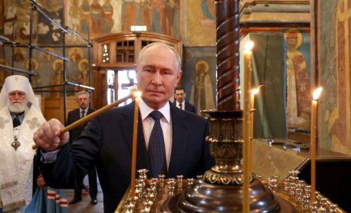 В кадър: Путин посети църква в Москва, запали свещ