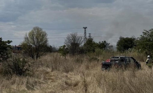 Голям пожар гори край завод &bdquo;Керамира" в Бургас