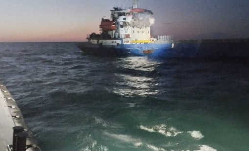 Търговски кораб се запали в Черно море при руска атака с дронове
