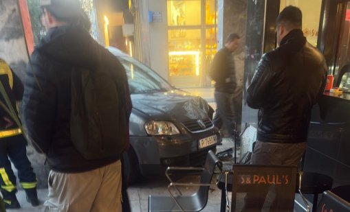Шофьор на на кола с BG регистрация се заби в кафене в центъра на Атина 