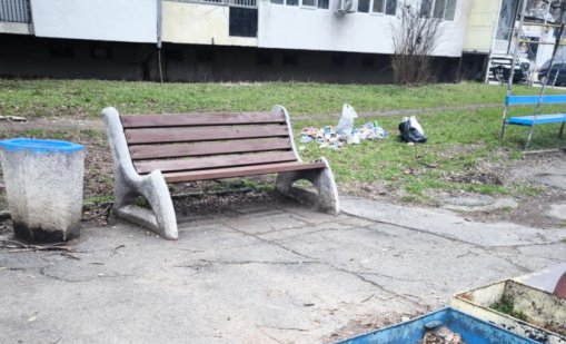 Чистачки откриха бебе в чувал на детска площадка в София
